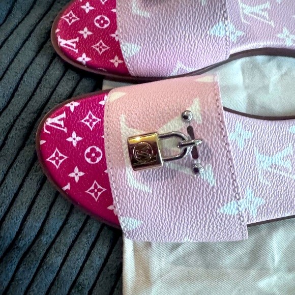 EUC💕100% AUTHENTIC LV SANDALS💕RARE & GORGEOUS - Picture 6 of 16